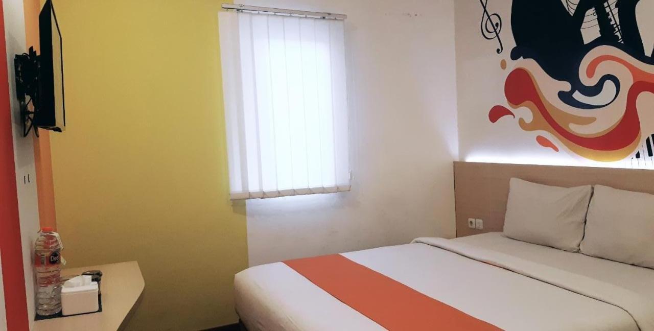 Front One Inn Syariah Jombang Екстериор снимка
