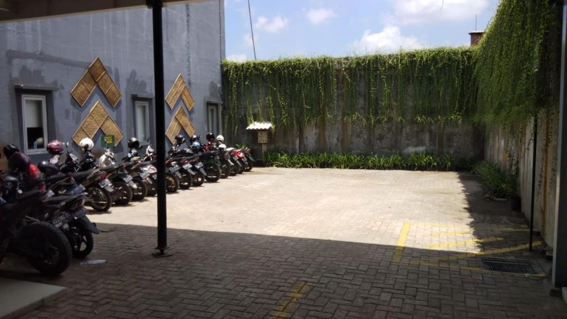 Front One Inn Syariah Jombang Екстериор снимка