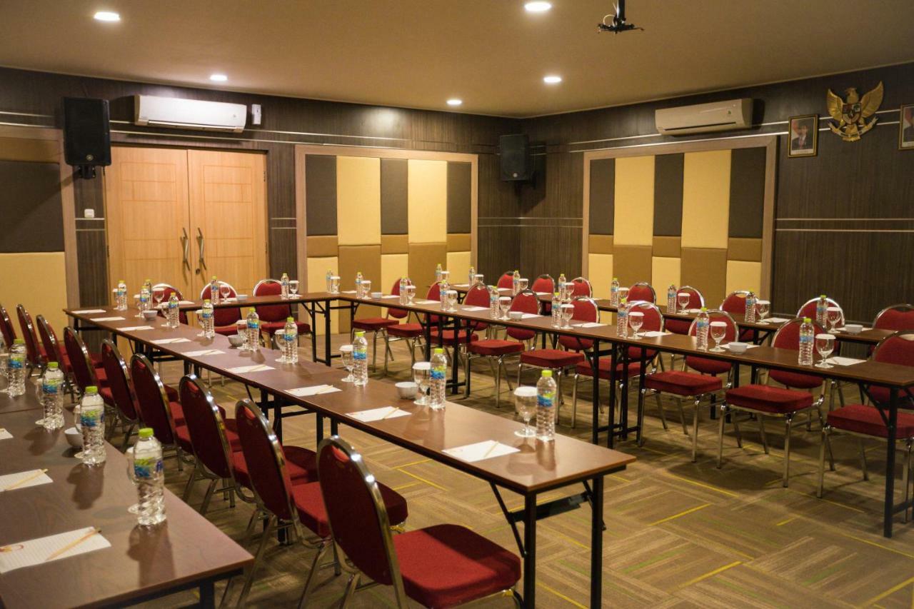 Front One Inn Syariah Jombang Екстериор снимка