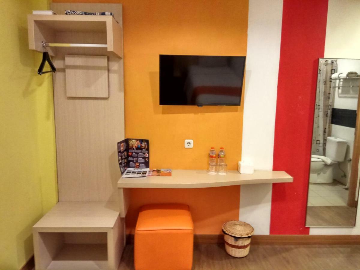 Front One Inn Syariah Jombang Екстериор снимка
