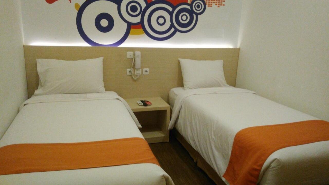 Front One Inn Syariah Jombang Екстериор снимка